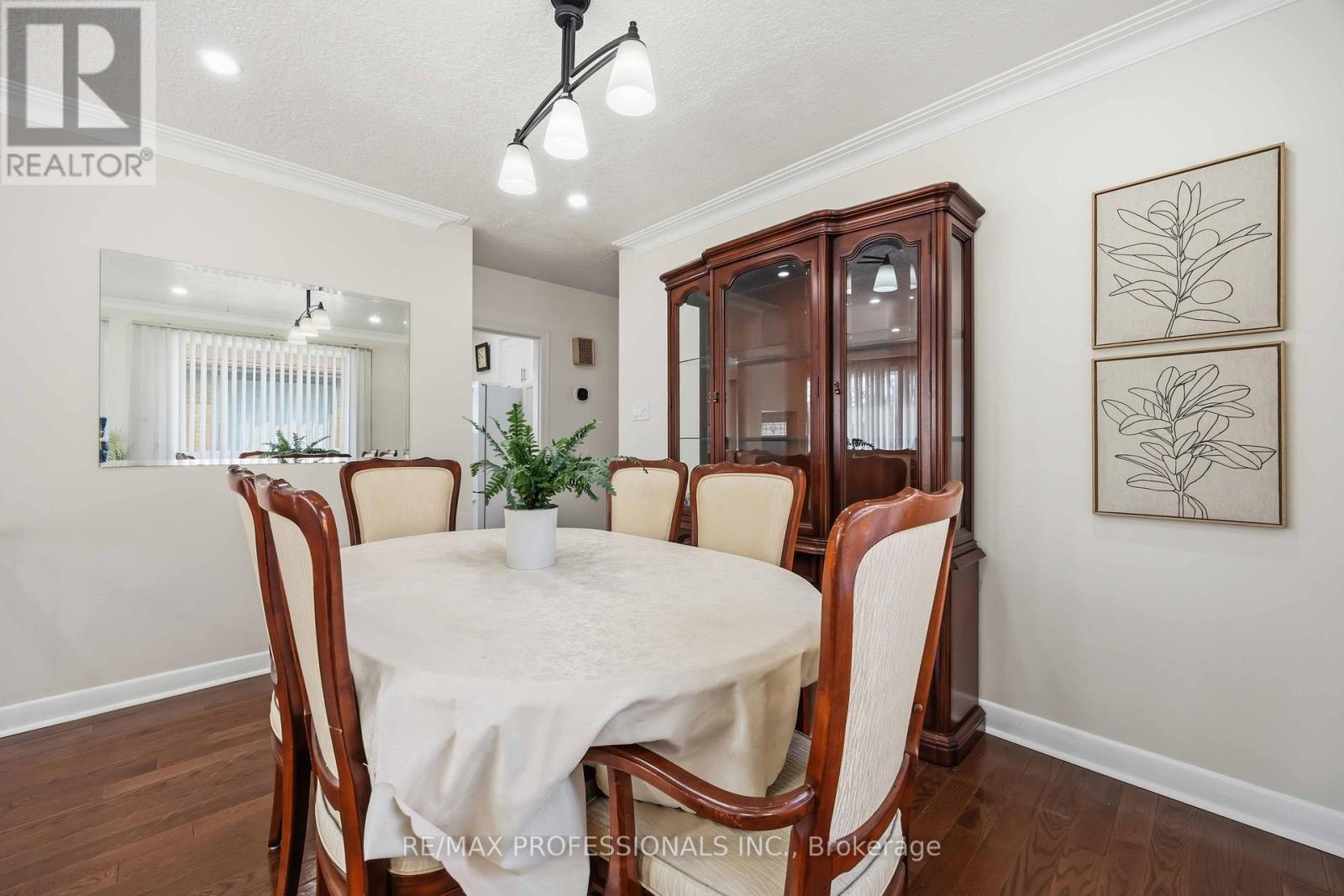 14 Dashwood Crescent, Toronto, Ontario  M9V 2N8 - Photo 6 - W12995082