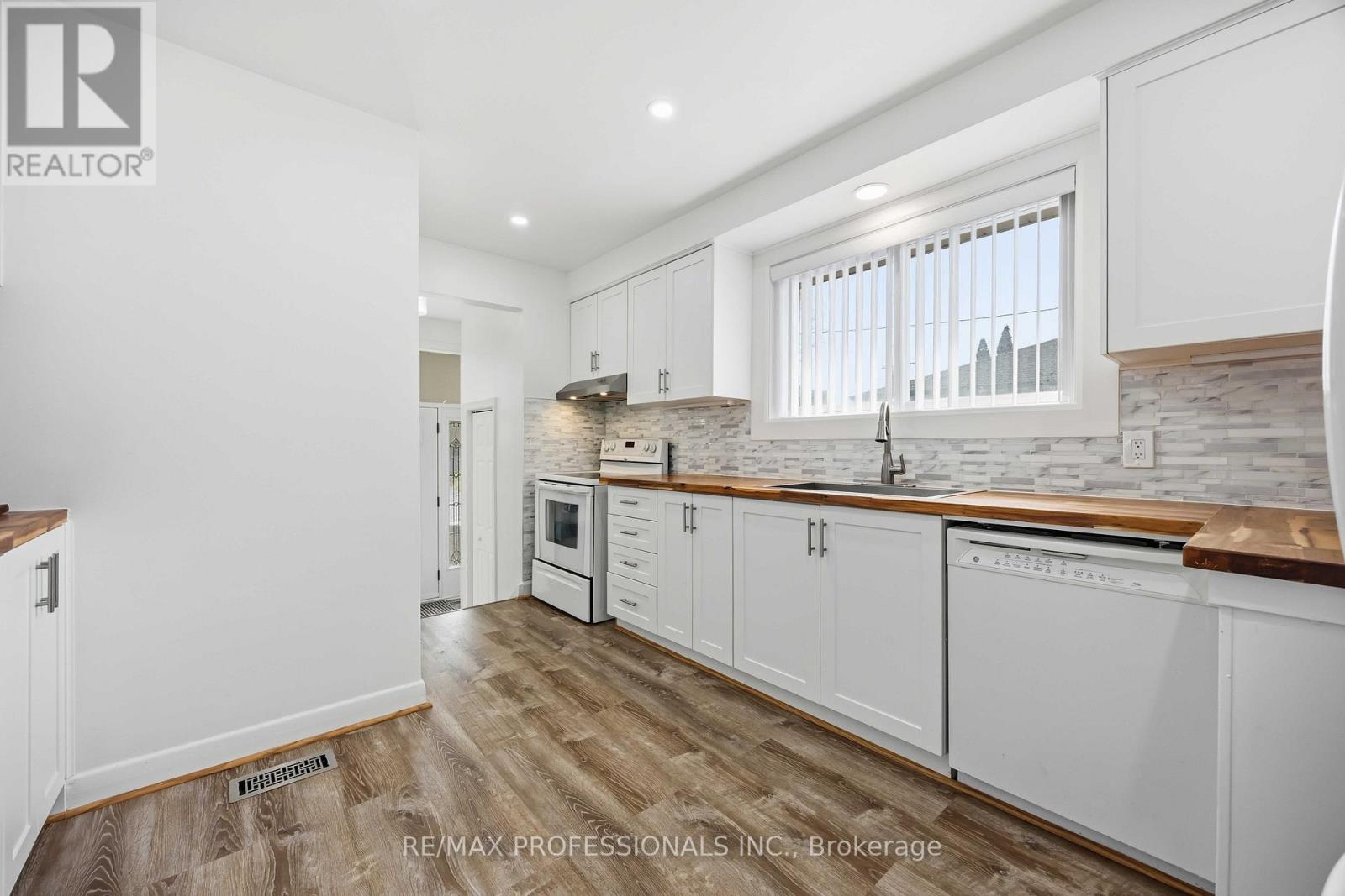 14 Dashwood Crescent, Toronto, Ontario  M9V 2N8 - Photo 7 - W12995082