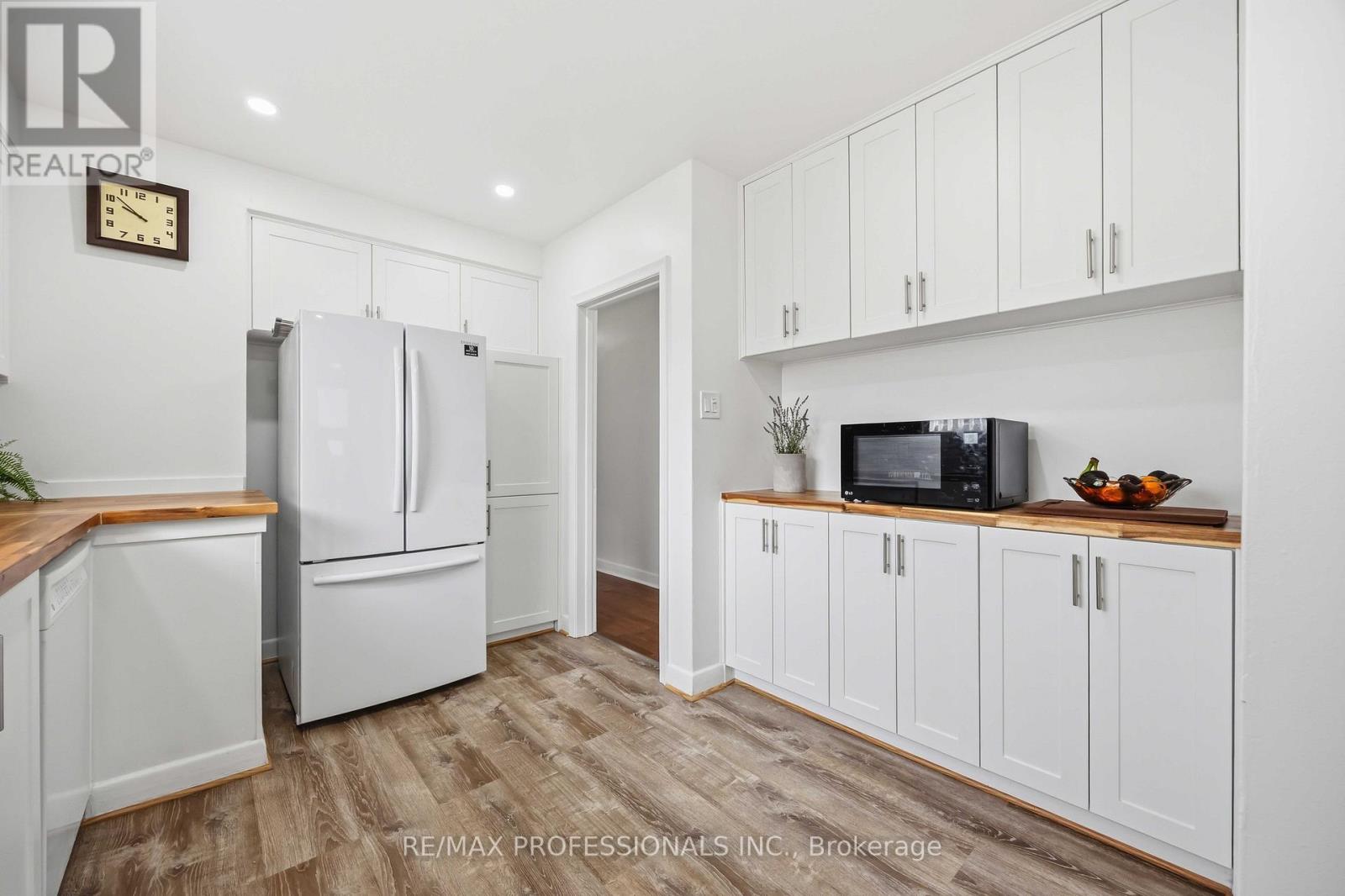 14 Dashwood Crescent, Toronto, Ontario  M9V 2N8 - Photo 8 - W12995082