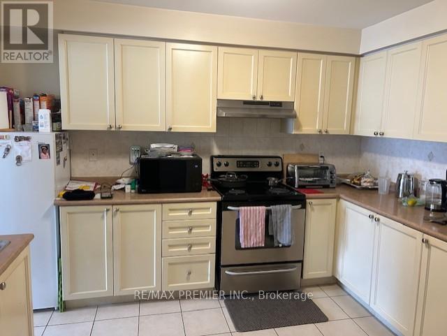 Main Fl - 111 Crystalview Crescent, Brampton, Ontario  L6P 2R8 - Photo 4 - W12995106