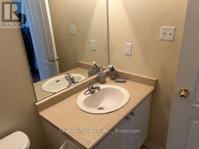 Main Fl - 111 Crystalview Crescent, Brampton, Ontario  L6P 2R8 - Photo 8 - W12995106