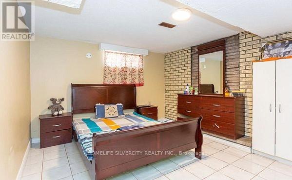 7208 Hermitage Road, Mississauga, Ontario  L4T 2S4 - Photo 11 - W12995128