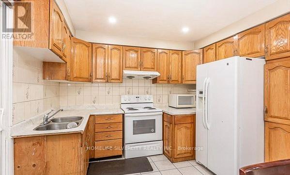 7208 Hermitage Road, Mississauga, Ontario  L4T 2S4 - Photo 9 - W12995128