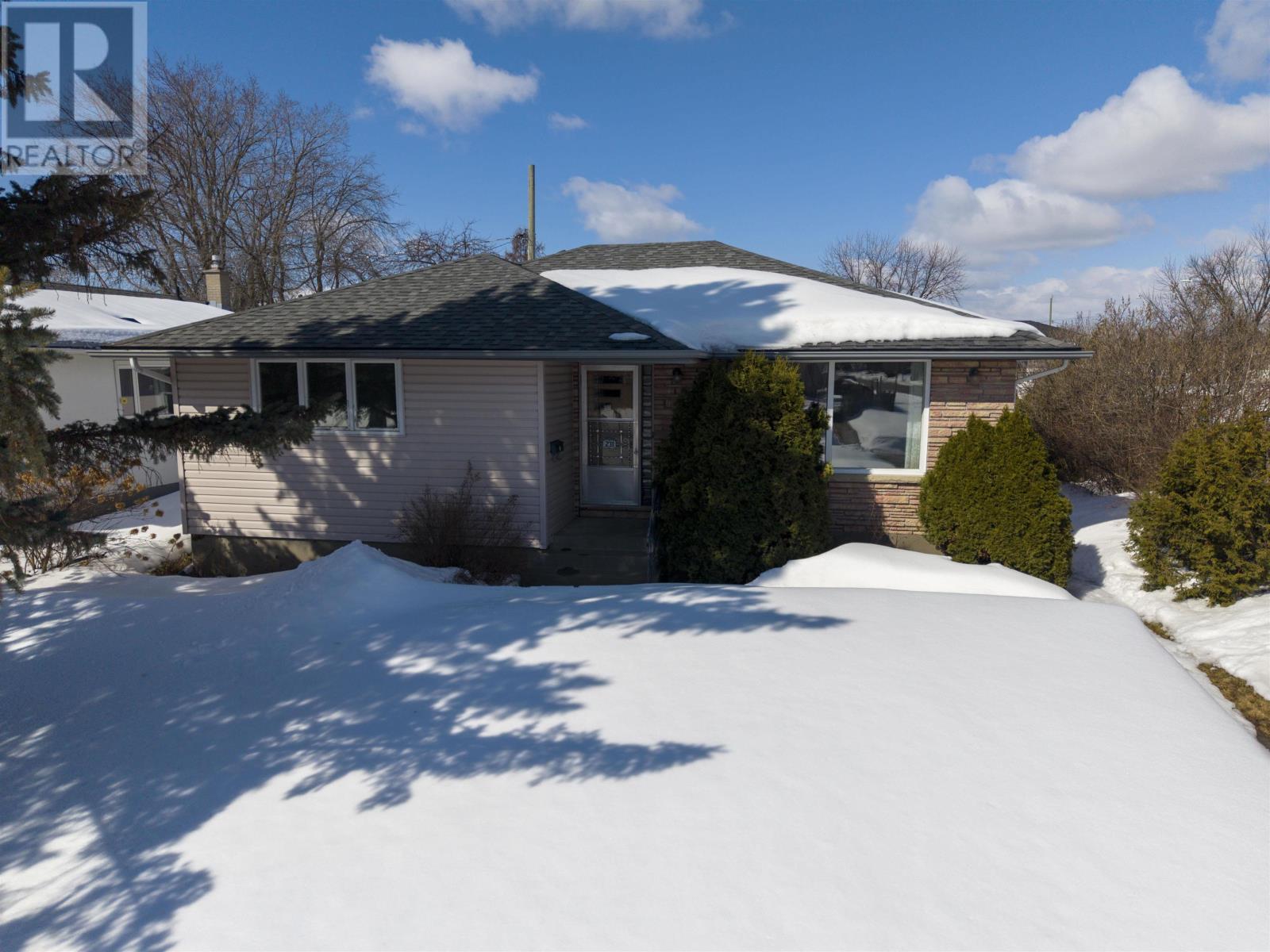 231 Briar Bay, Thunder Bay, Ontario  P7C 1M1 - Photo 2 - TB2600692