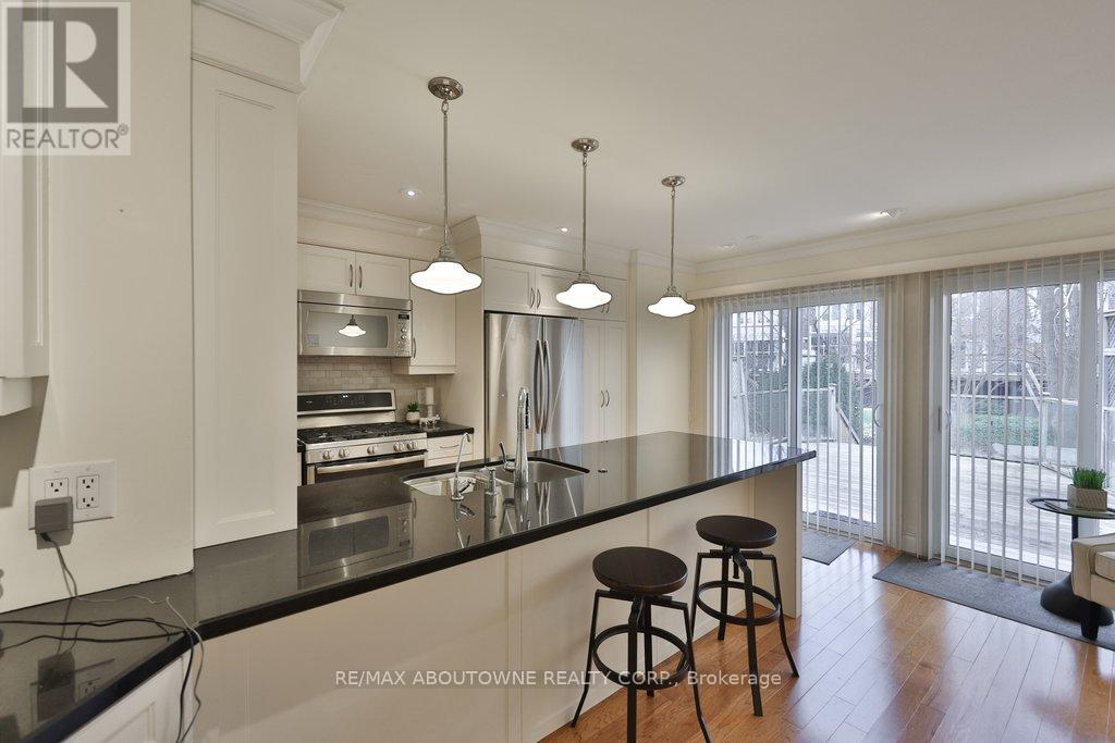 86 Forsythe Street, Oakville, Ontario  L6K 3J8 - Photo 13 - W12995146