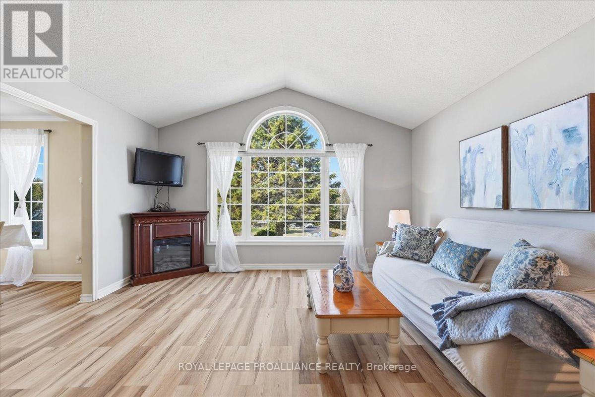 113 Deerfield Drive, Quinte West, Ontario  K8V 0B2 - Photo 9 - X12995378