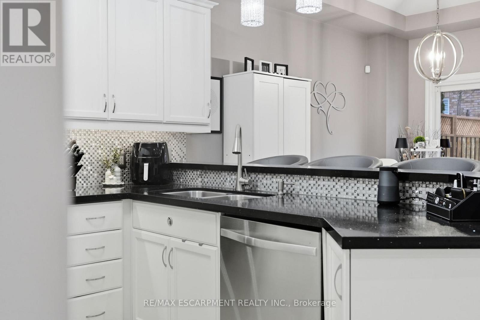 5317 Applegarth Drive, Burlington, Ontario  L7L 7E3 - Photo 16 - W12970038