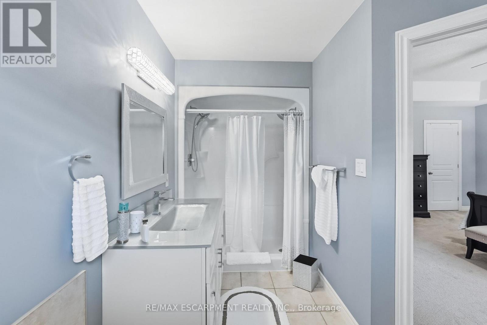 5317 Applegarth Drive, Burlington, Ontario  L7L 7E3 - Photo 26 - W12970038