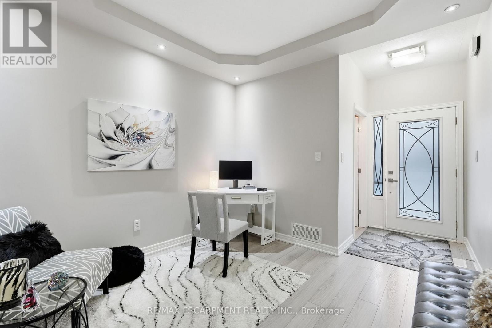 5317 Applegarth Drive, Burlington, Ontario  L7L 7E3 - Photo 7 - W12970038