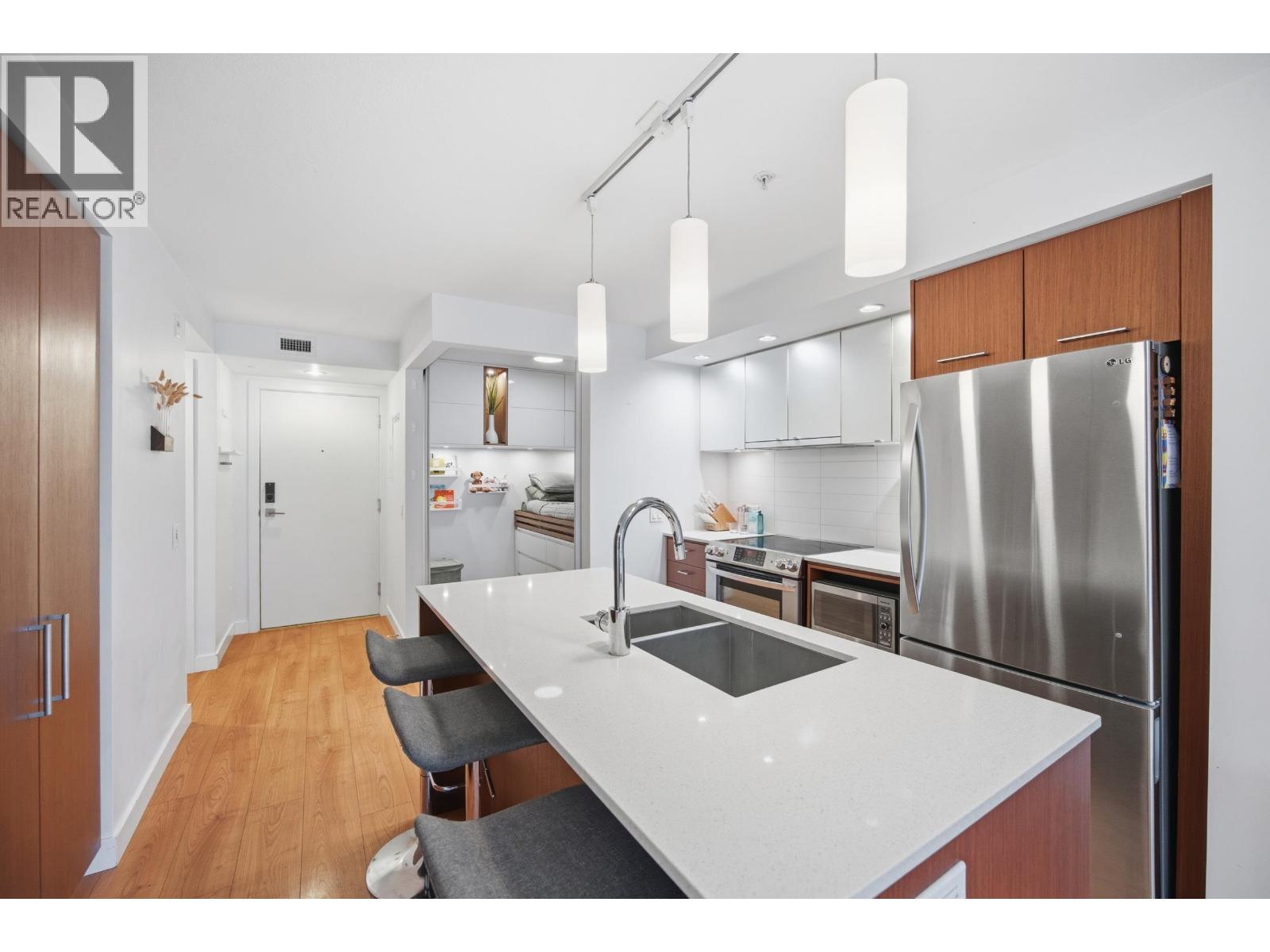 209 221 E 3rd Street, North Vancouver, British Columbia  V7L 0C1 - Photo 3 - R3111050