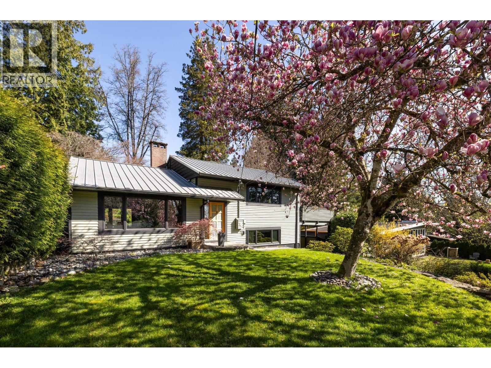 1374 E 15TH STREET, North Vancouver, British Columbia