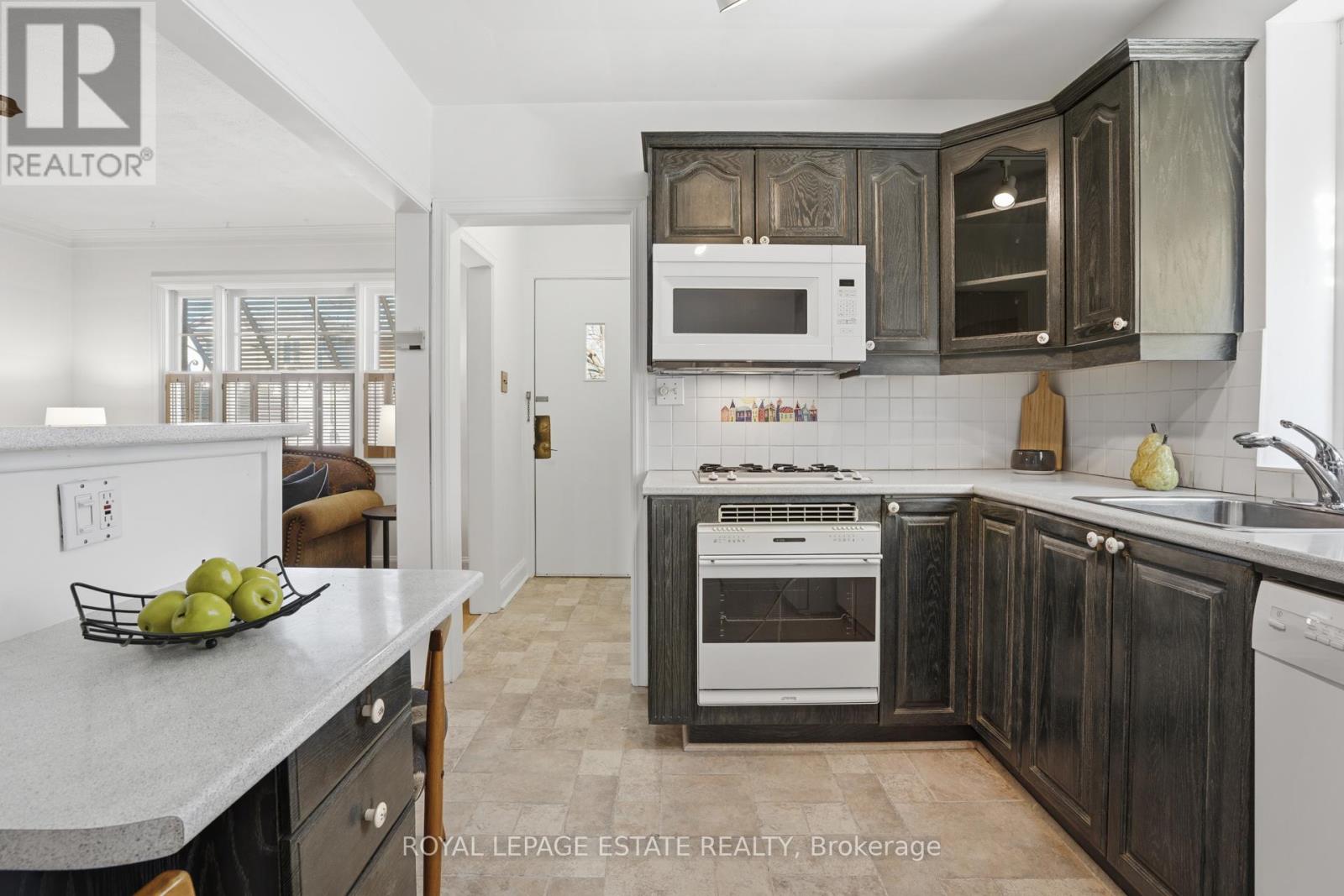 62 Binswood Avenue, Toronto, Ontario  M4C 3N7 - Photo 5 - E12995258