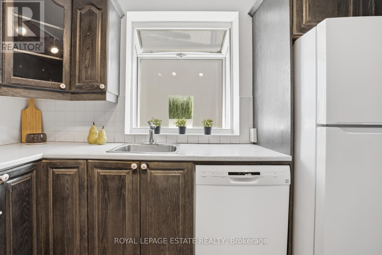 62 Binswood Avenue, Toronto, Ontario  M4C 3N7 - Photo 6 - E12995258