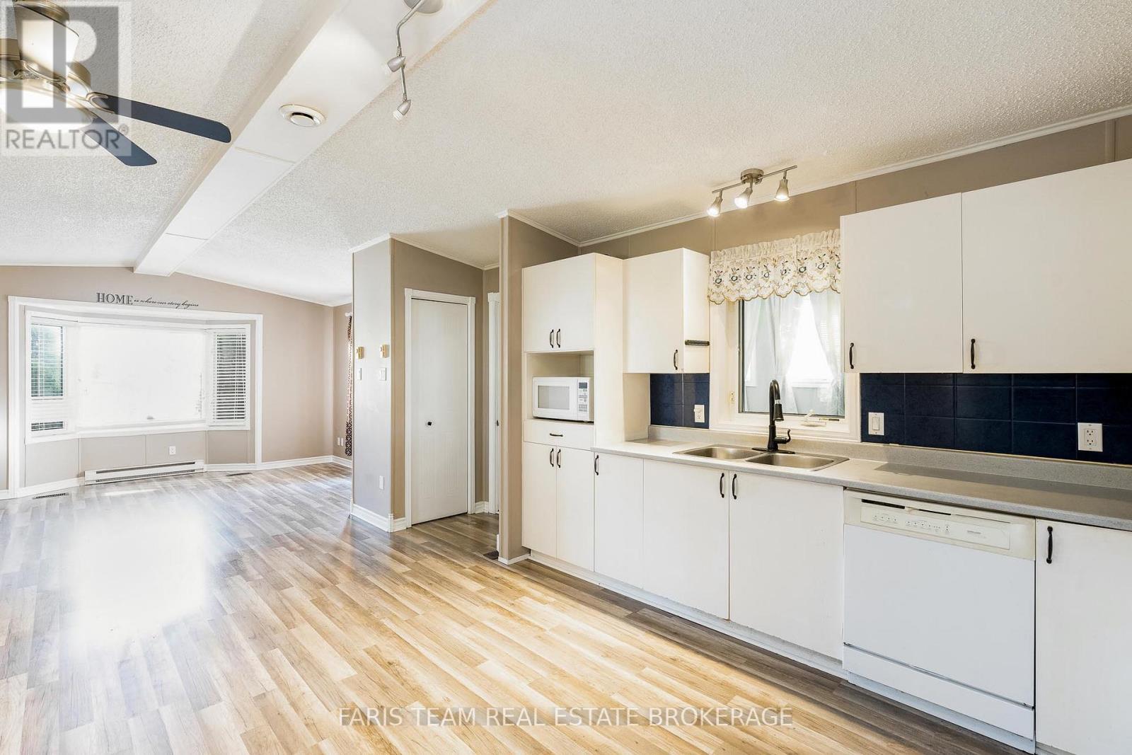 13 Sunrise Circle, Bradford West Gwillimbury, Ontario  L3Z 2A5 - Photo 9 - N12995376