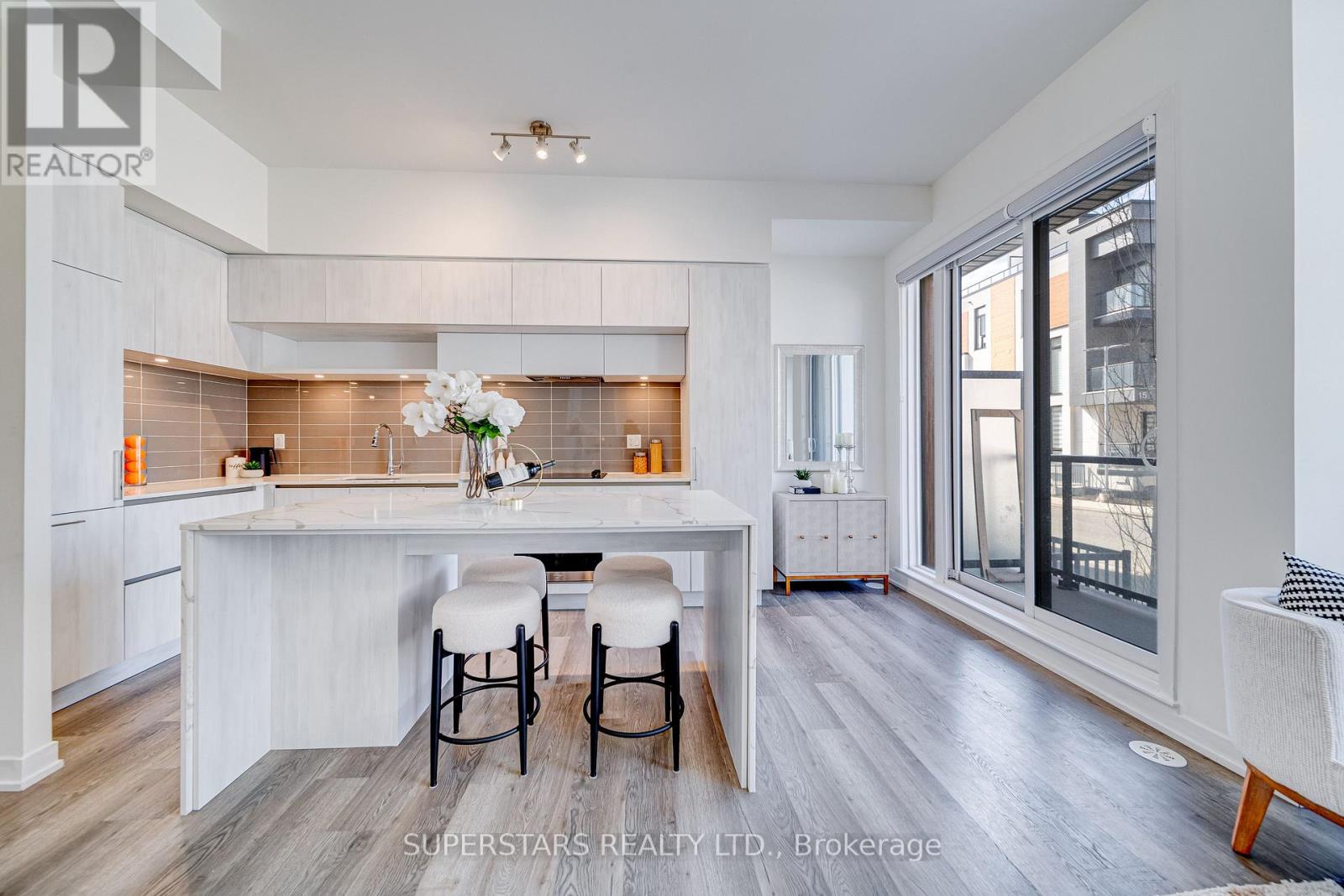 705 - 5 Steckley House Lane, Richmond Hill, Ontario  L4S 0N2 - Photo 1 - N12995398