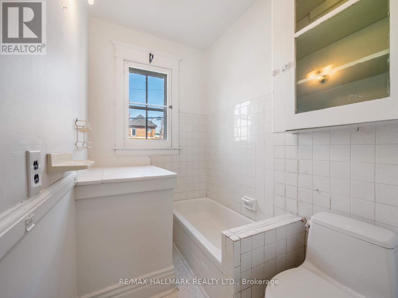 22 Kenneth Avenue, Toronto (High Park North), Ontario  M6P 1H9 - Photo 11 - W12995316