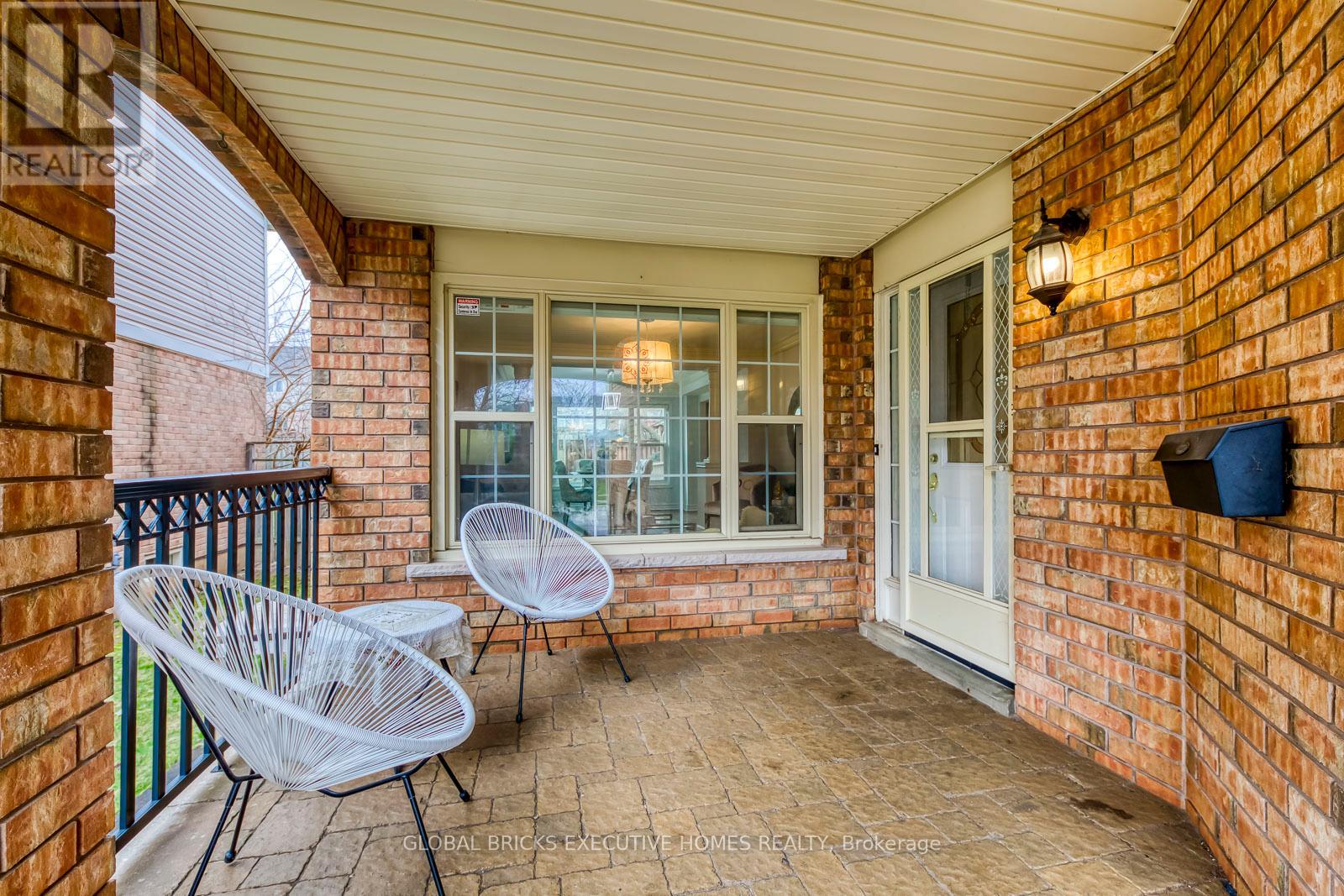 5690 Wells Place, Mississauga (Central Erin Mills), Ontario  L5M 5T6 - Photo 2 - W12995364