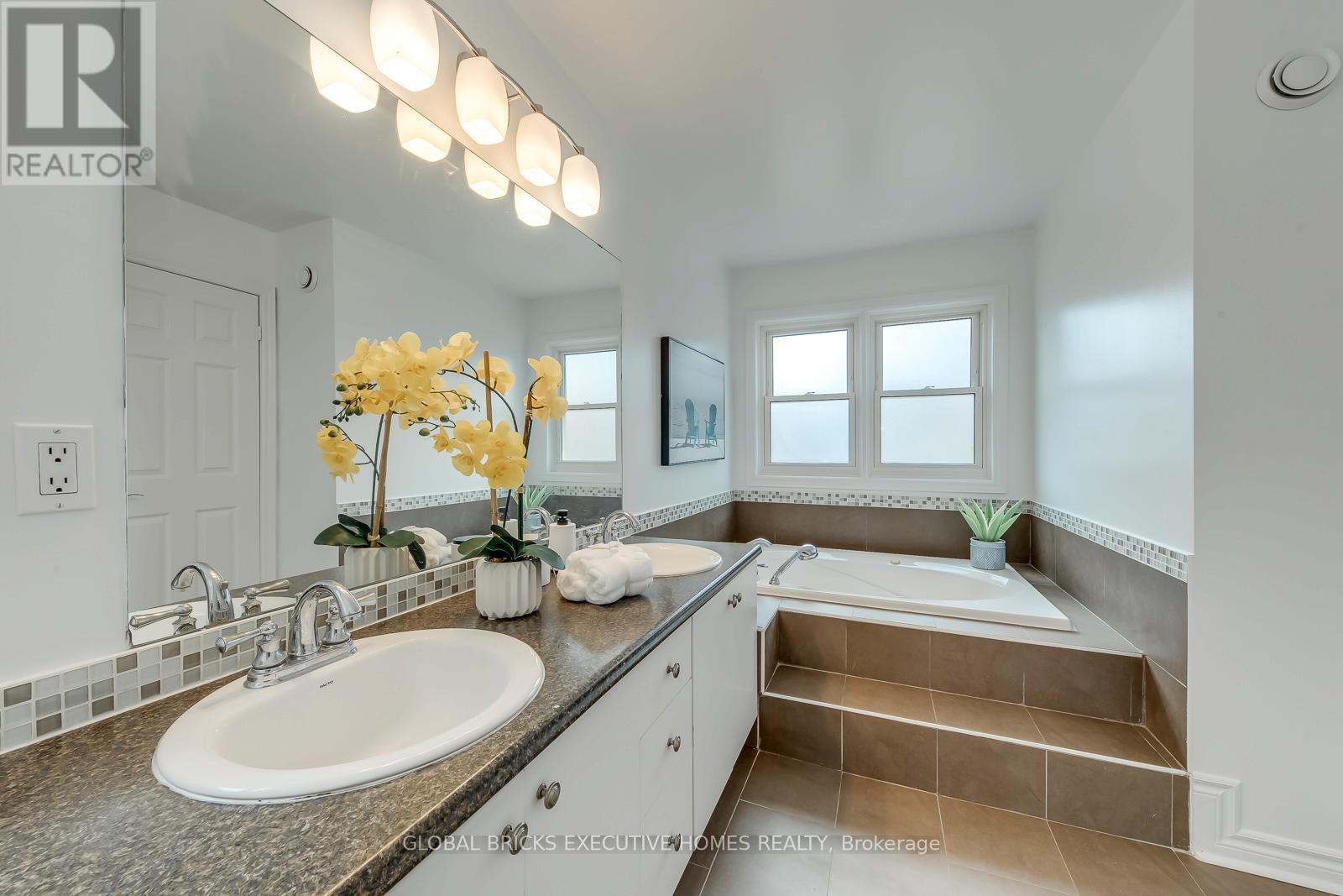 5690 Wells Place, Mississauga (Central Erin Mills), Ontario  L5M 5T6 - Photo 21 - W12995364