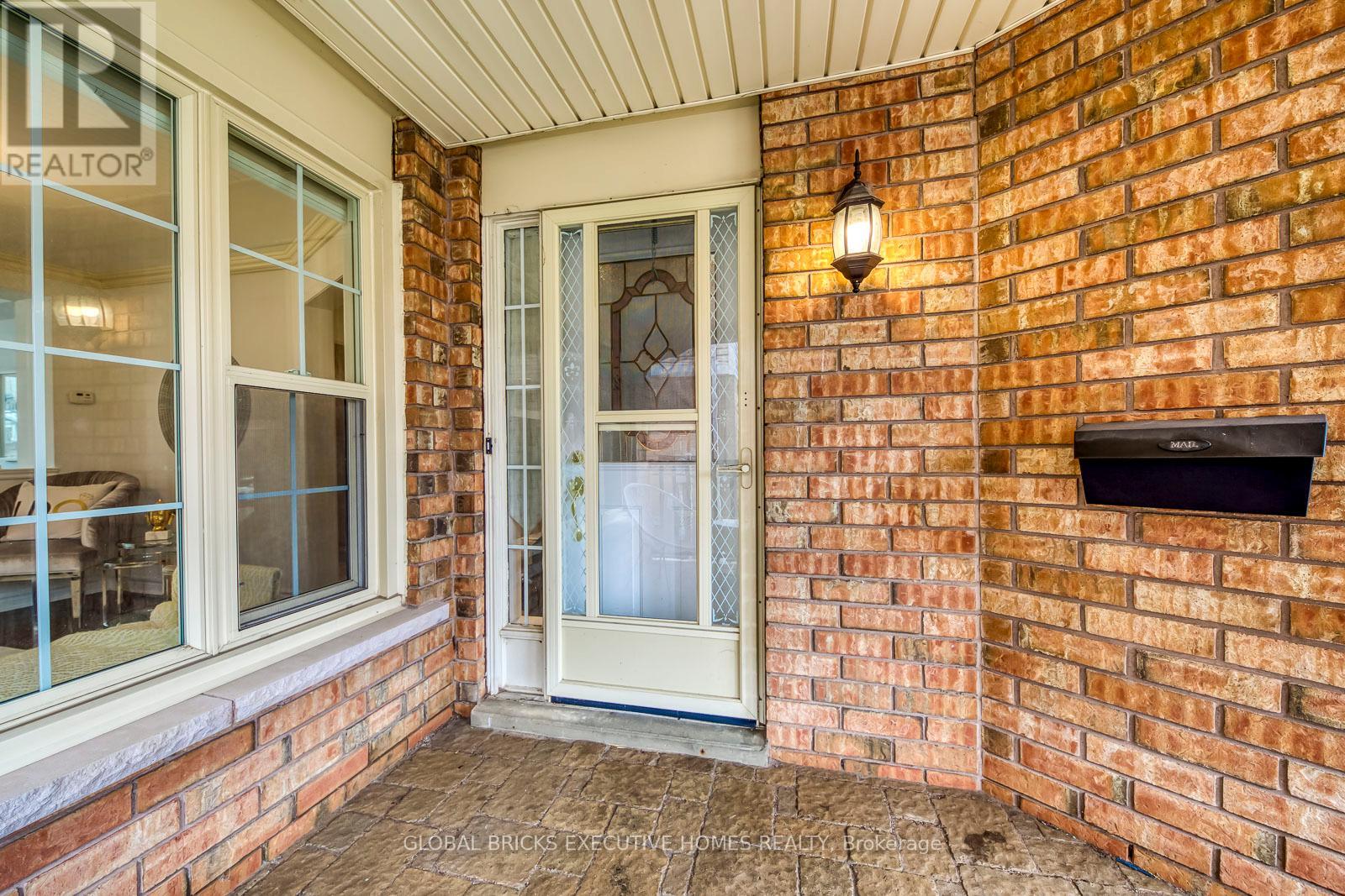 5690 Wells Place, Mississauga (Central Erin Mills), Ontario  L5M 5T6 - Photo 3 - W12995364