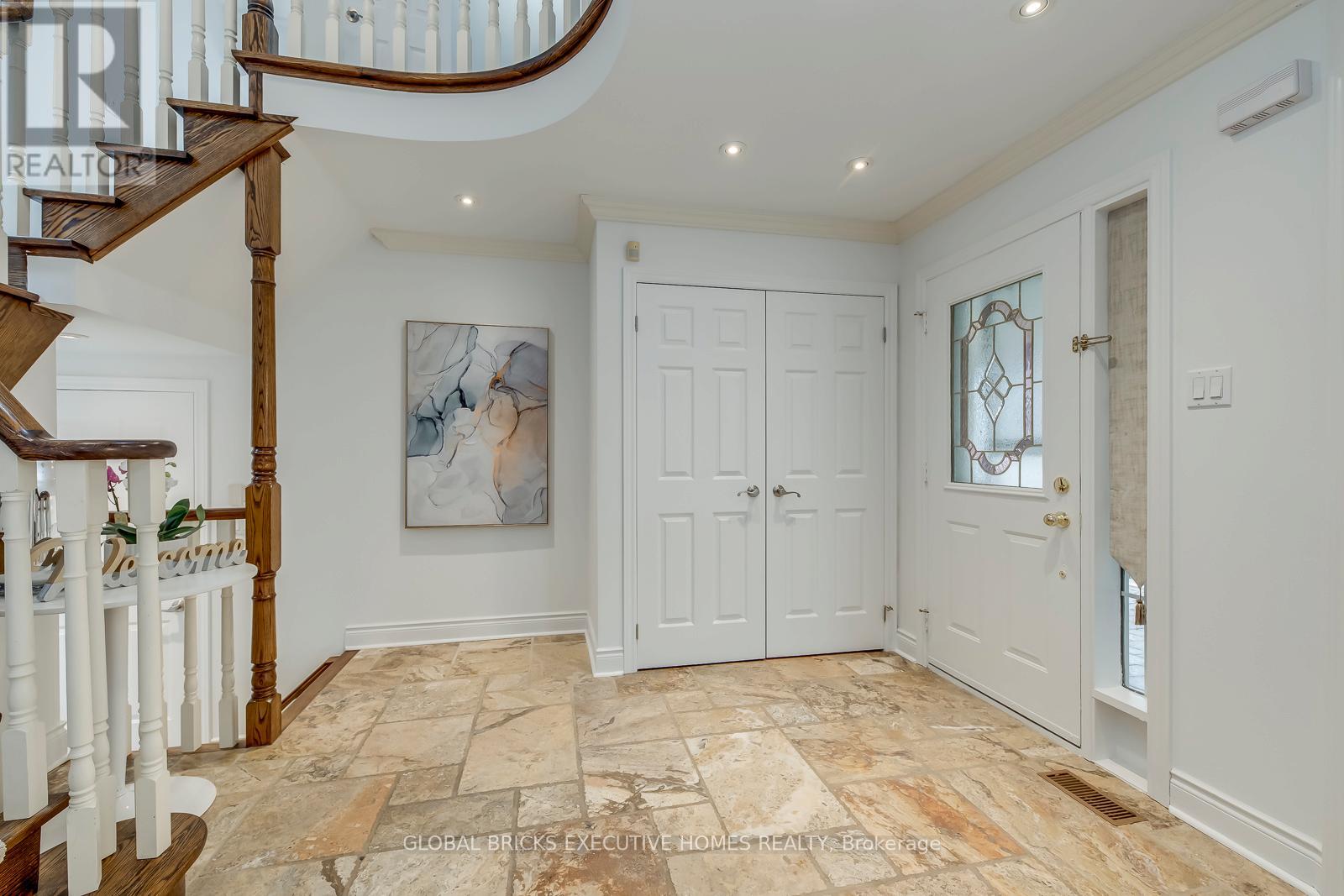 5690 Wells Place, Mississauga (Central Erin Mills), Ontario  L5M 5T6 - Photo 4 - W12995364