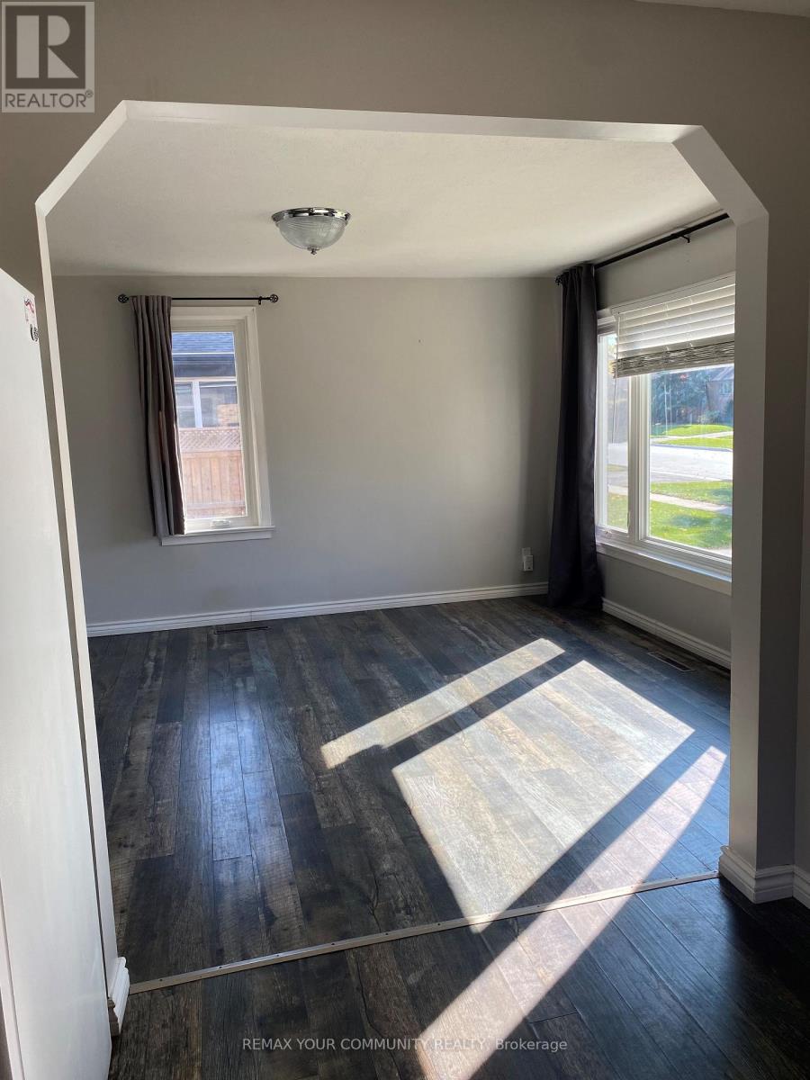 11 Oak Street, Barrie, Ontario  L4M 3V1 - Photo 2 - S12989848