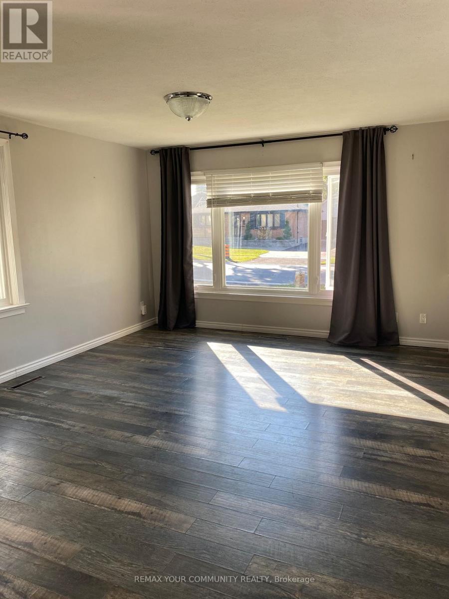 11 Oak Street, Barrie, Ontario  L4M 3V1 - Photo 3 - S12989848