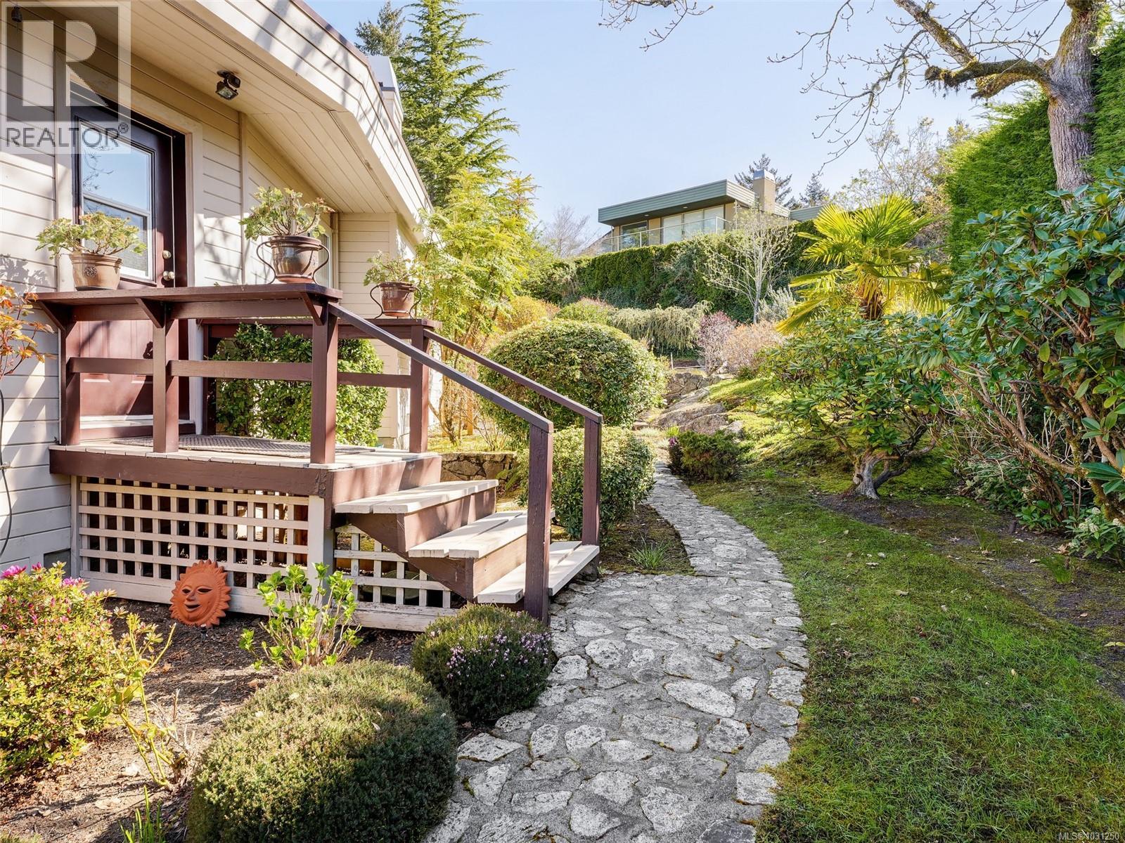 4329 Stoneywood Lane, Saanich, British Columbia  V8X 5C7 - Photo 28 - 1031250