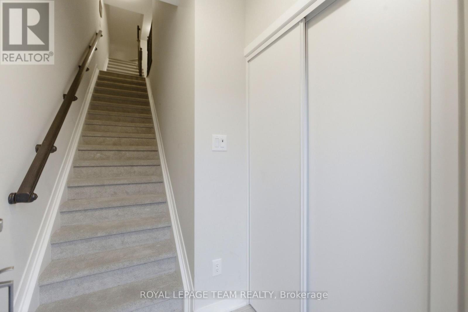 918 Parnian Private, Ottawa, Ontario K2J 7K6 - Photo 3 - X12995762