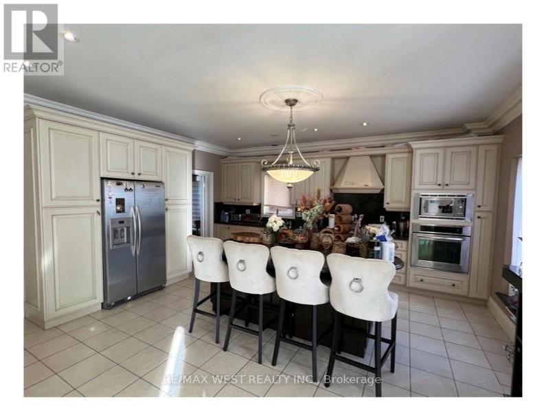 64 Kingmount Crescent, Richmond Hill, Ontario L4B 3X4 - Photo 2 - N12992262