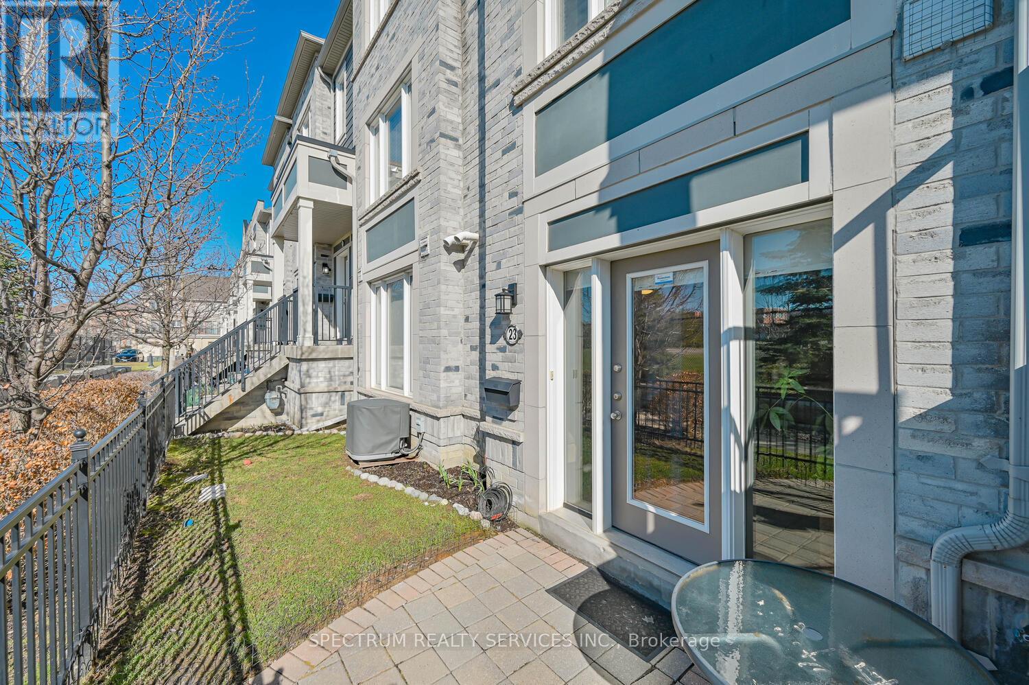 23 - 60 Fairwood Circle, Brampton (Sandringham-Wellington), Ontario  L6R 0Y6 - Photo 2 - W12993078