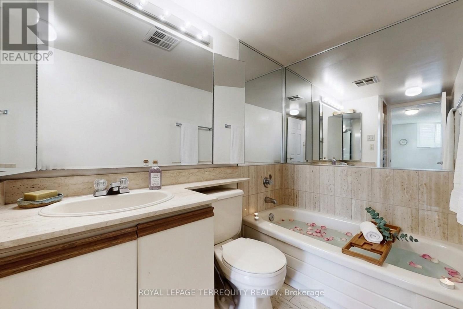 211 - 20 Cherrytree Drive, Brampton, Ontario  L6Y 3V1 - Photo 7 - W12994794