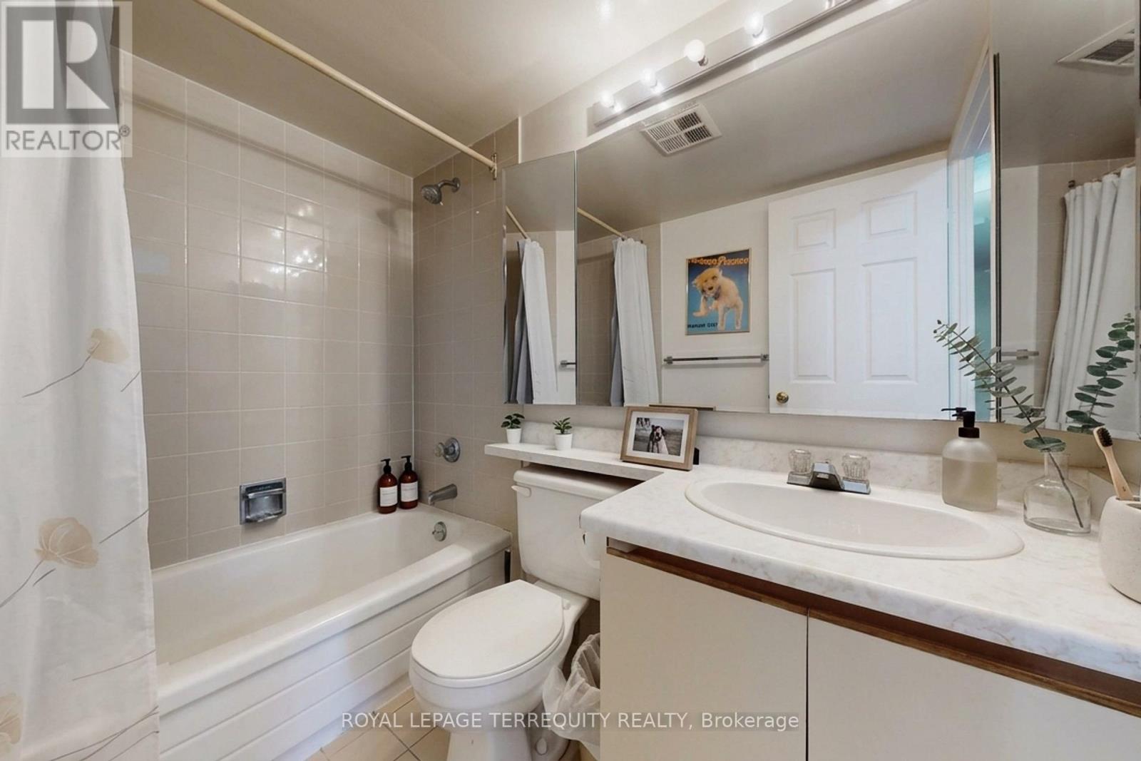 211 - 20 Cherrytree Drive, Brampton, Ontario  L6Y 3V1 - Photo 9 - W12994794