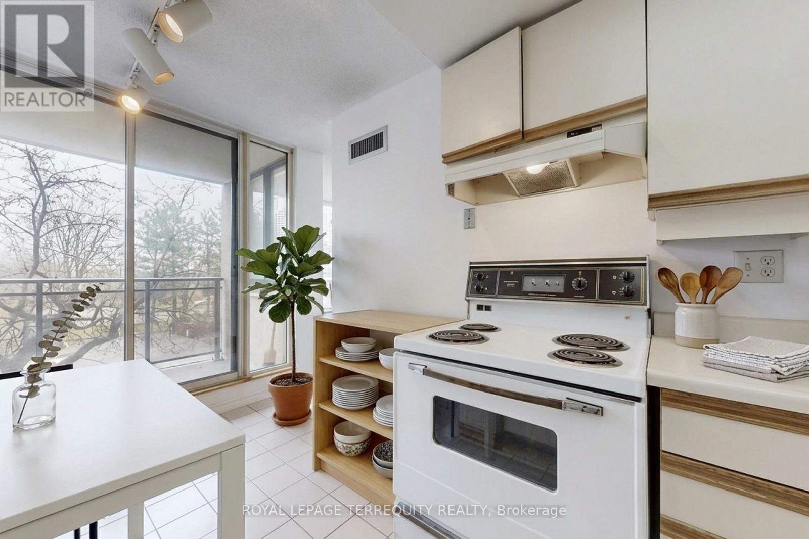 211 - 20 Cherrytree Drive, Brampton, Ontario  L6Y 3V1 - Photo 6 - W12994794