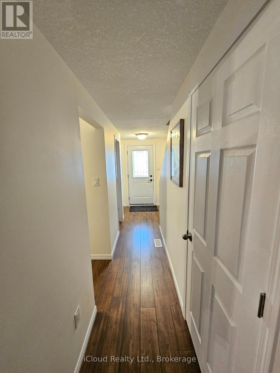 458 Misty Crescent, Kitchener, Ontario N2B 3V6 - Photo 6 - X12993190