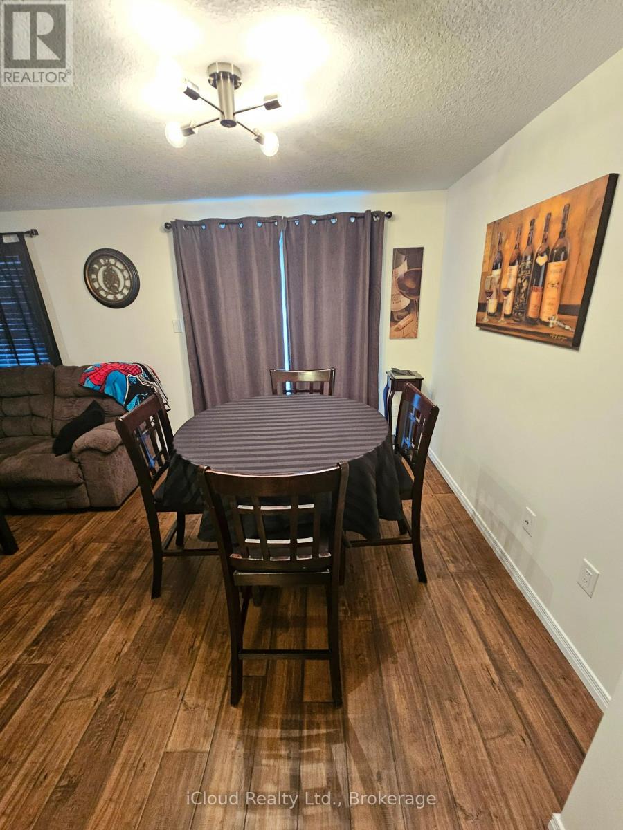 458 Misty Crescent, Kitchener, Ontario N2B 3V6 - Photo 11 - X12993190