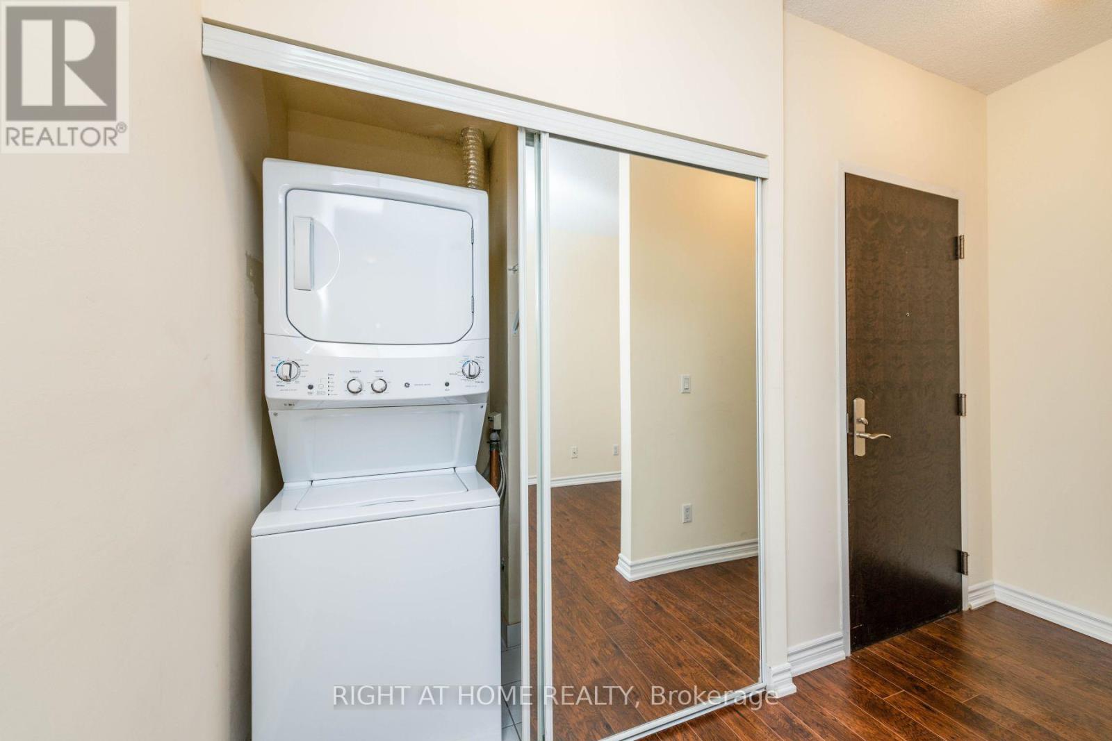 2712 - 761 Bay Street, Toronto, Ontario  M5G 2R2 - Photo 10 - C12995738