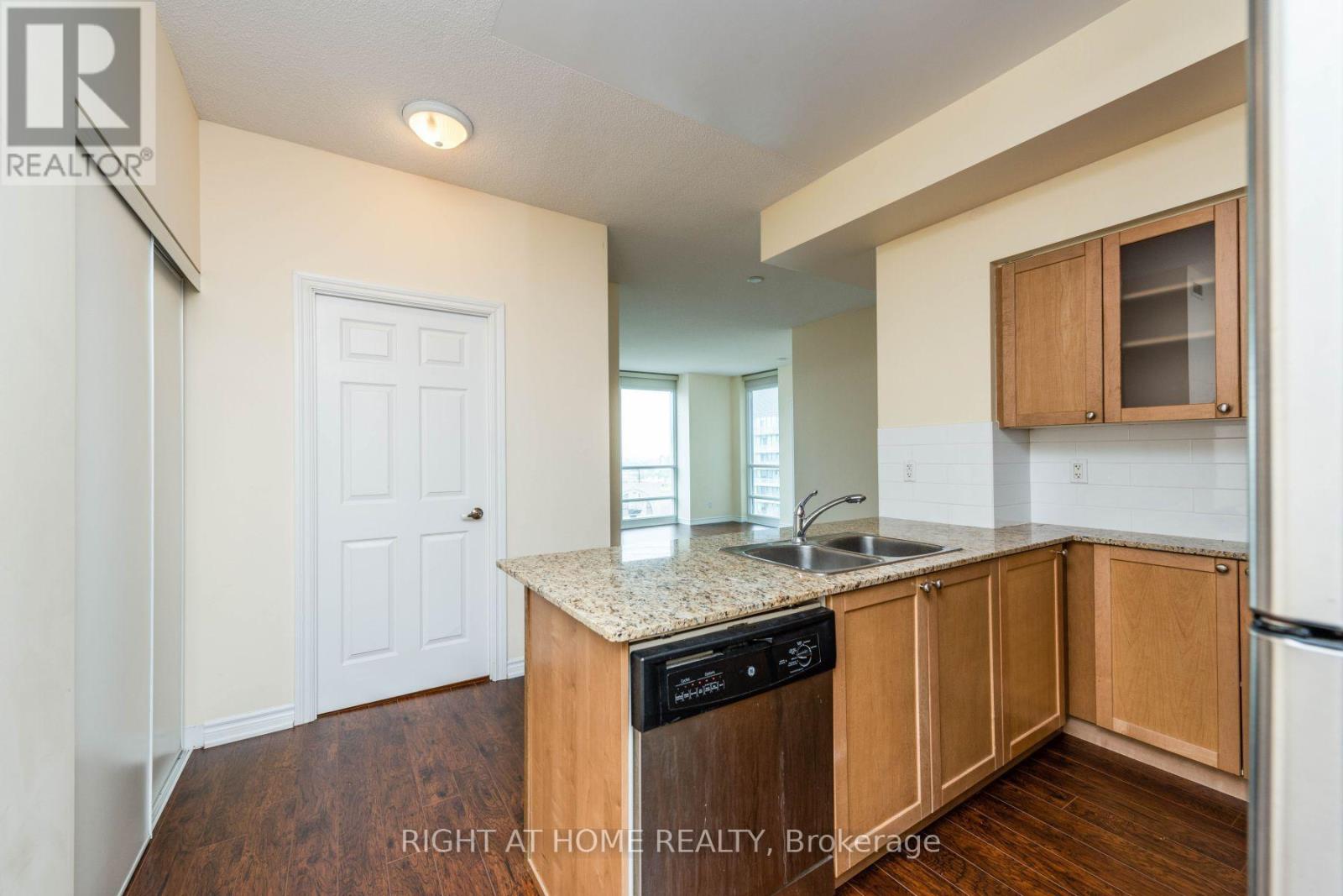 2712 - 761 Bay Street, Toronto, Ontario  M5G 2R2 - Photo 13 - C12995738