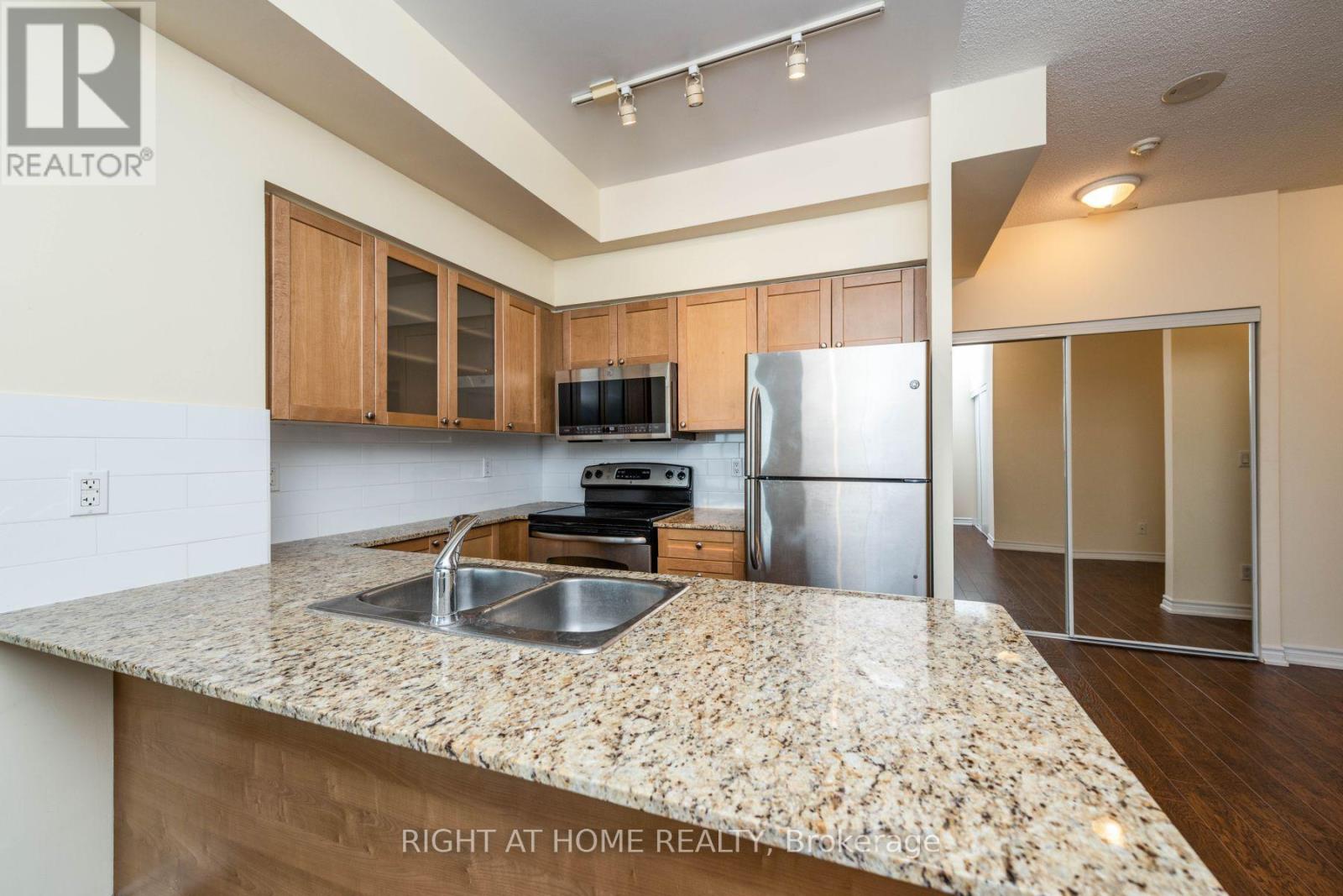 2712 - 761 Bay Street, Toronto, Ontario  M5G 2R2 - Photo 16 - C12995738