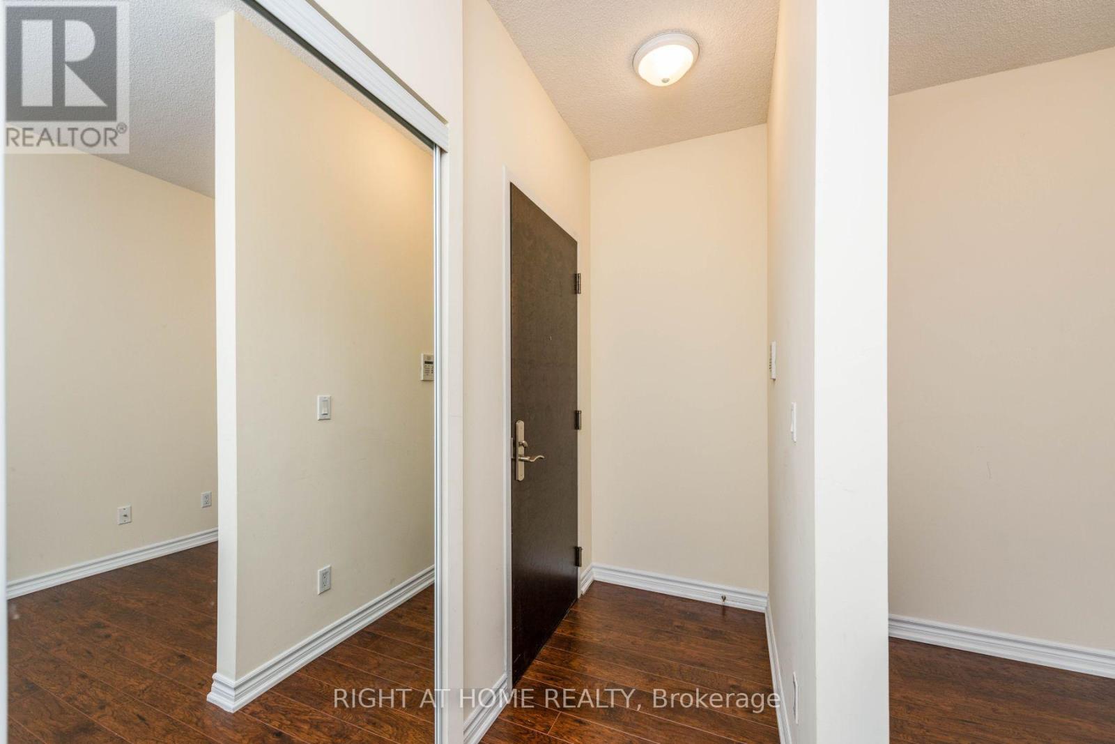 2712 - 761 Bay Street, Toronto, Ontario  M5G 2R2 - Photo 9 - C12995738