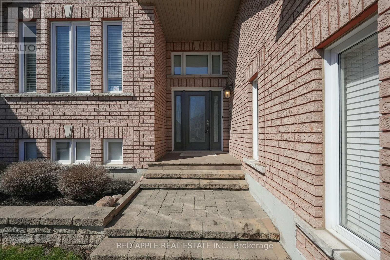 46 Bannerman Drive, Bradford West Gwillimbury, Ontario  L3Z 3J7 - Photo 3 - N12995470