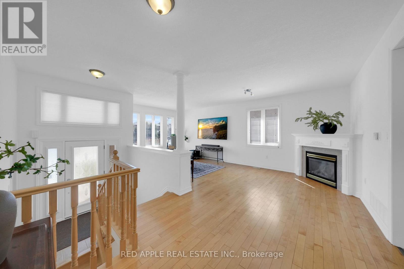 46 Bannerman Drive, Bradford West Gwillimbury, Ontario  L3Z 3J7 - Photo 4 - N12995470