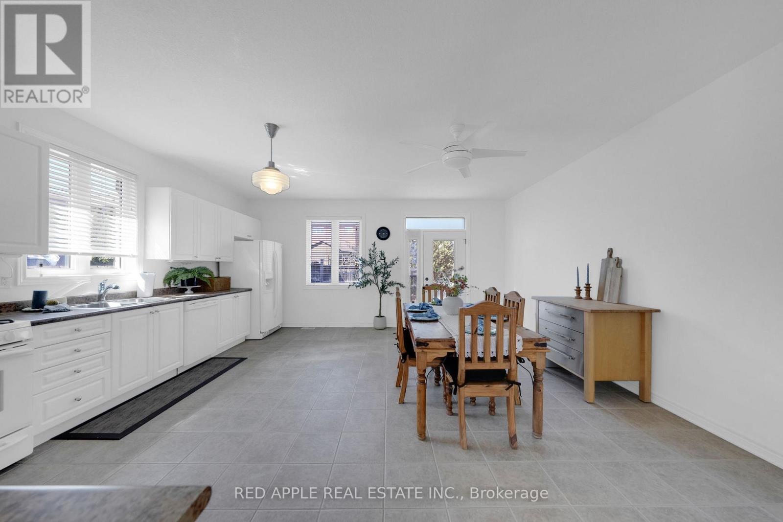 46 Bannerman Drive, Bradford West Gwillimbury, Ontario  L3Z 3J7 - Photo 9 - N12995470