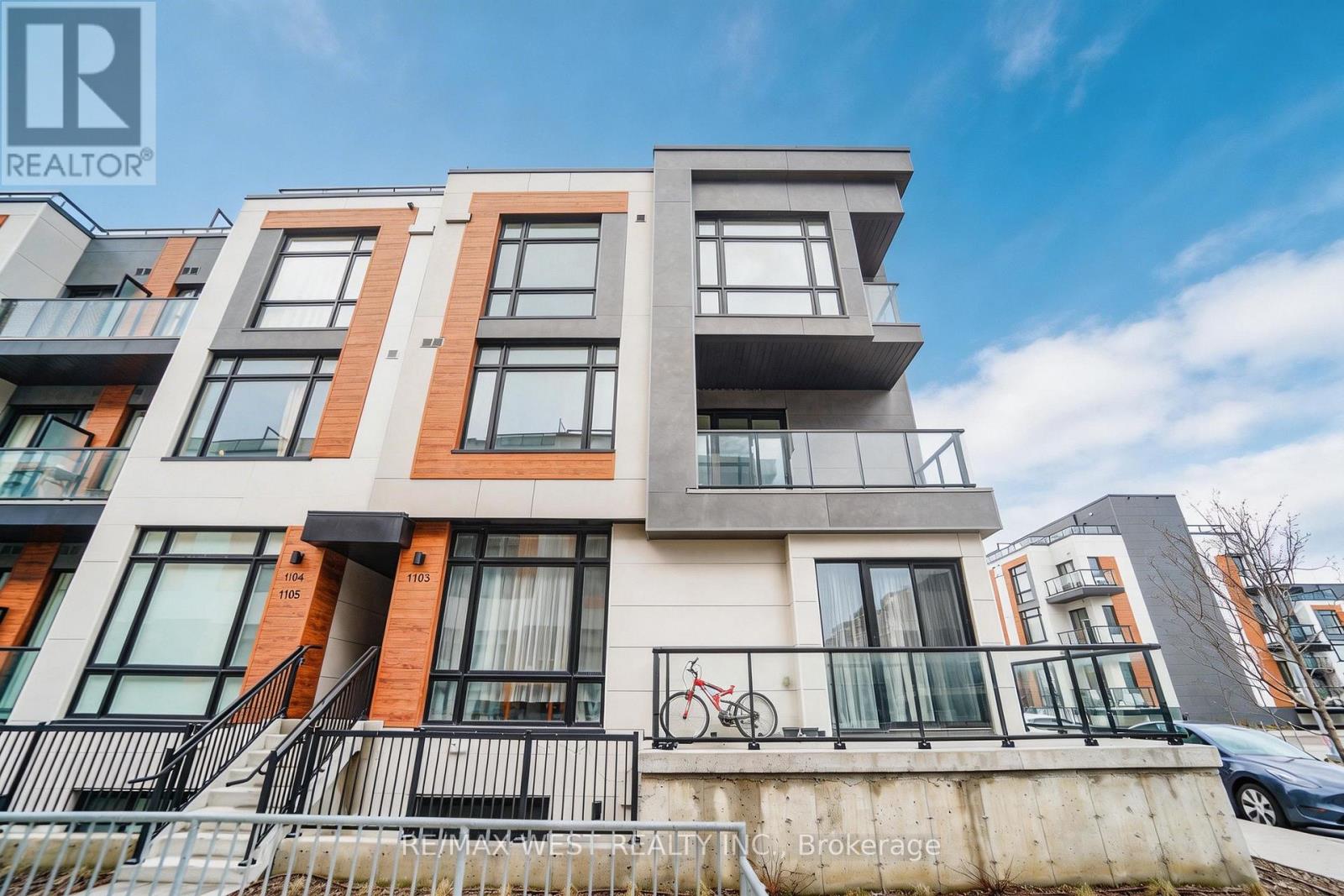 1103 - 12 David Eyer Road, Richmond Hill, Ontario  L4S 0N3 - Photo 2 - N12995600