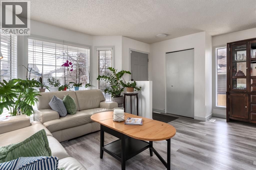 303 Coventry Close Ne, Calgary, Alberta  T3K 4C5 - Photo 4 - A2299541