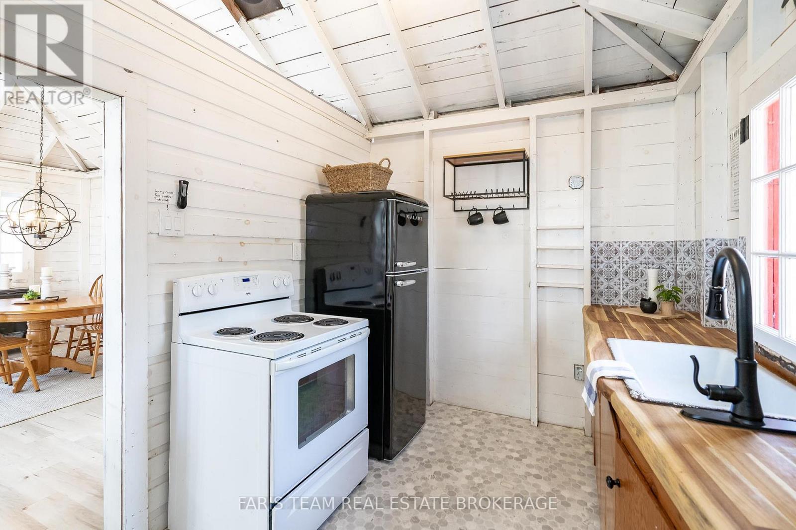 365 Robins Point Road, Tay, Ontario  L0K 2A0 - Photo 6 - S12995572