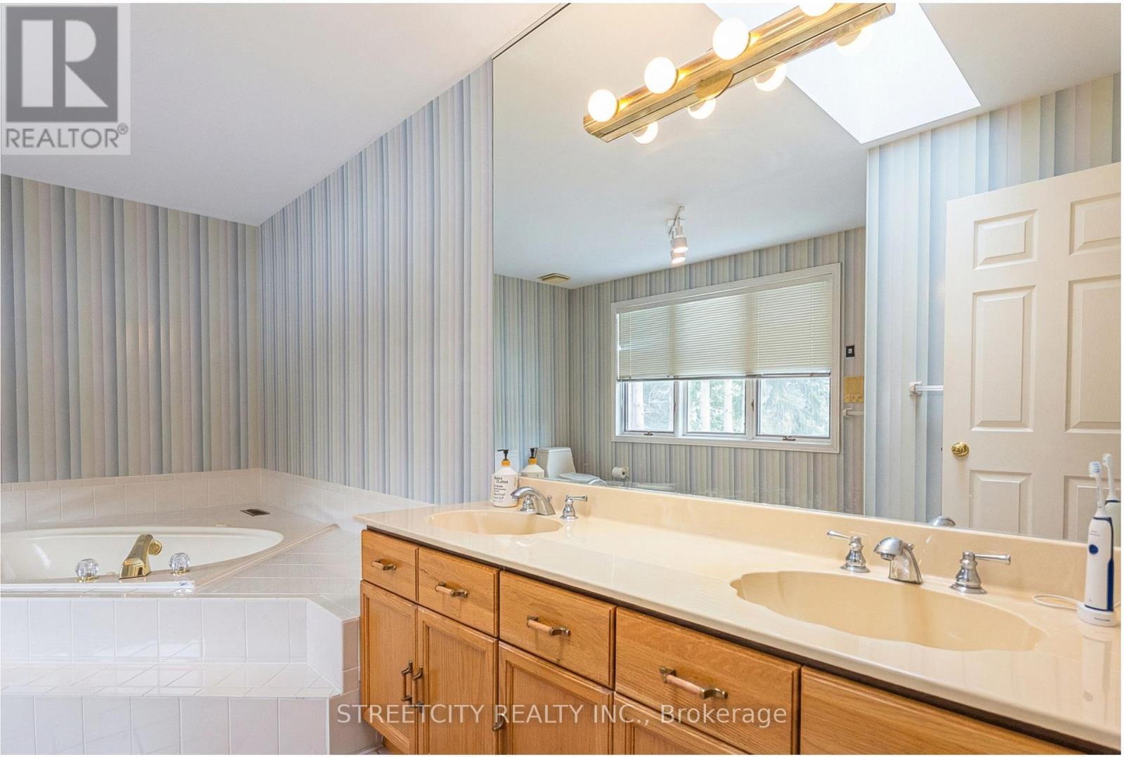 397 Grangeover Court, London North, Ontario  N6G 4K8 - Photo 38 - X12945158