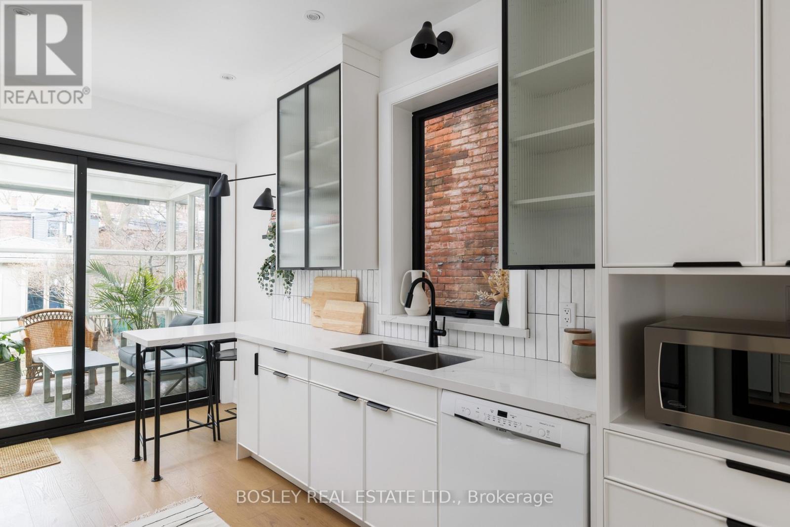 140 Garden Avenue, Toronto (Roncesvalles), Ontario  M6R 1H7 - Photo 11 - W12995496