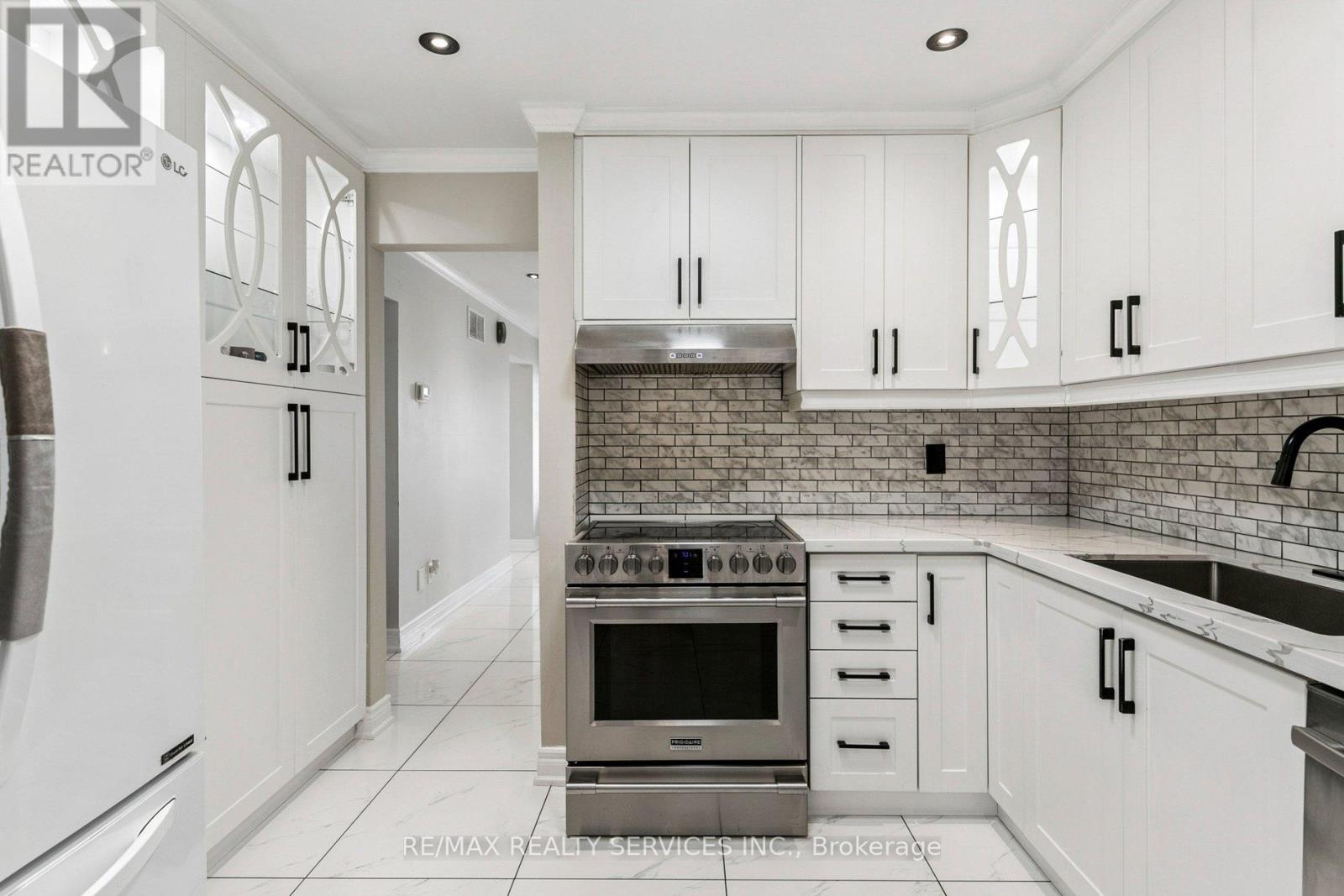 4 Burt Drive, Brampton, Ontario  L6X 3H6 - Photo 8 - W12995566