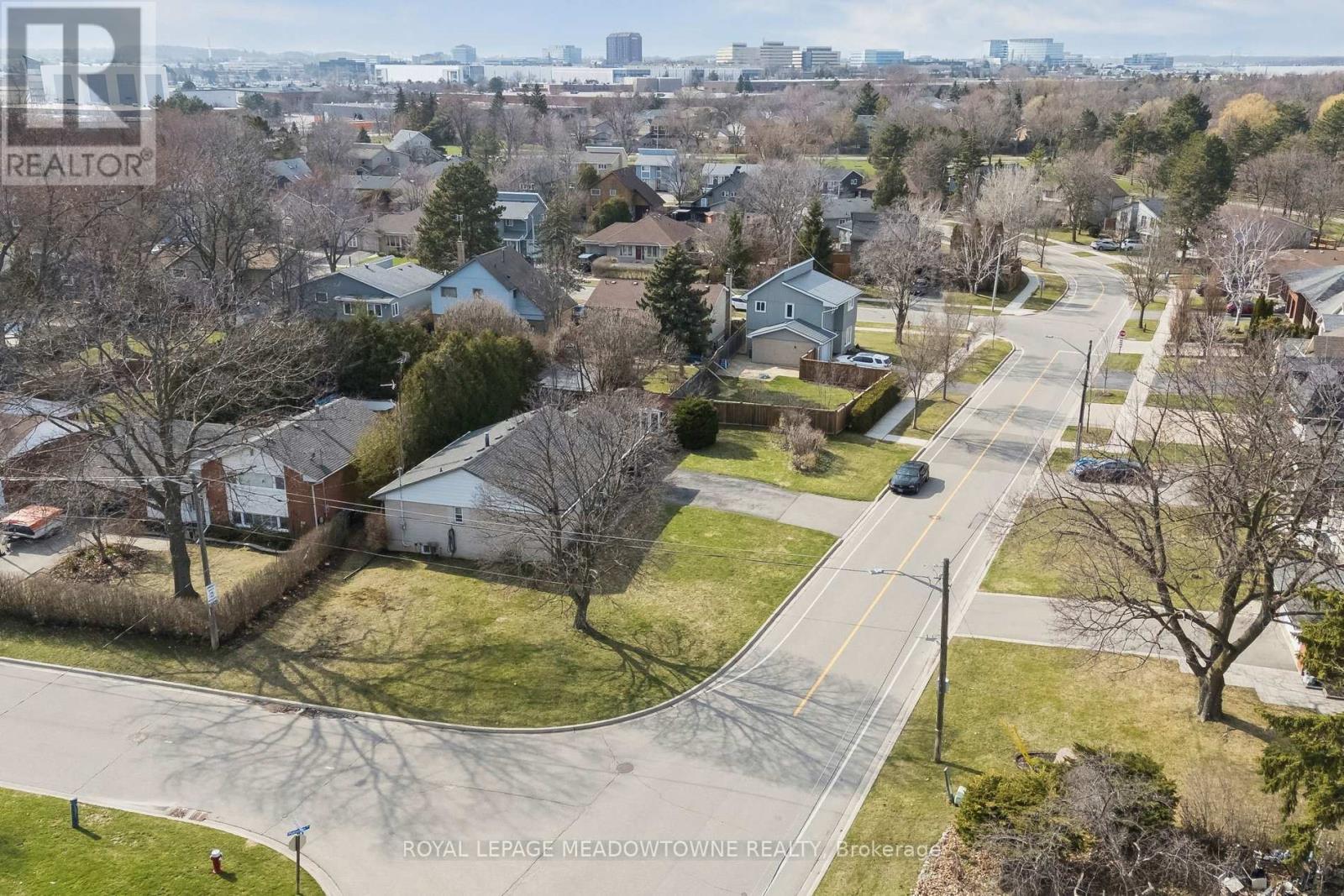 20 Plainsman Road, Mississauga, Ontario  L5N 1C6 - Photo 5 - W12995610