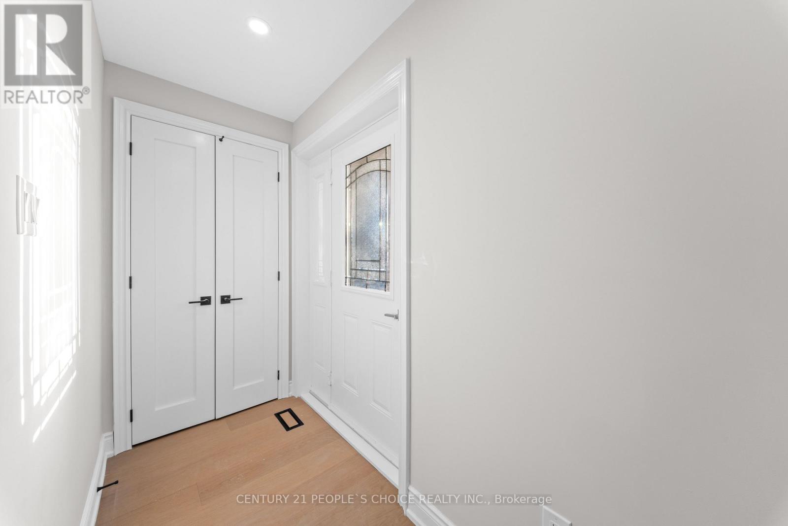 111 Verobeach Boulevard, Toronto, Ontario  M9M 1P8 - Photo 13 - W12995618